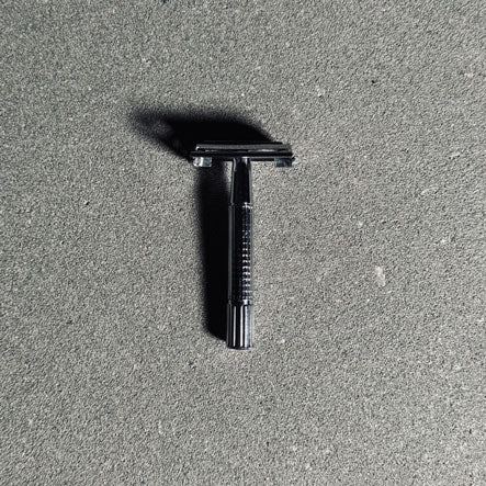 Barbaric safety razor vlindersluiting